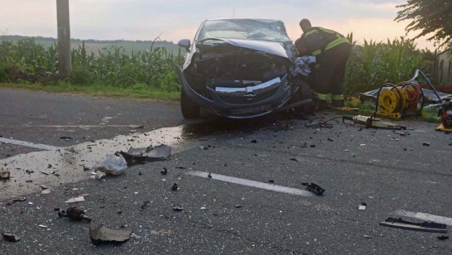 Saobraćajna nesreća na starom putu ka Inđiji: Stradale dve osobe u sudaru automobila