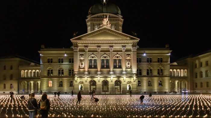 Švajcarci zapalili 11.000 sveća za žrtve korone