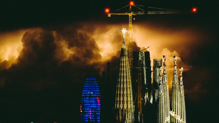 Spektakl u Barseloni pratilo više hiljada ljudi: Posle 45 godina otvoren novi toranj na katedrali Sagrada Familija