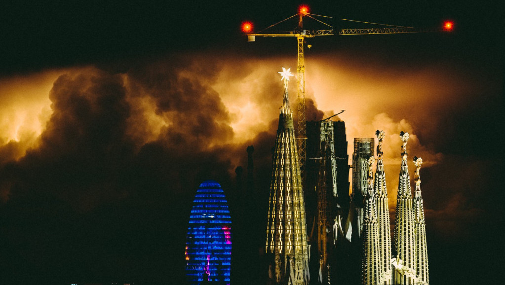 Spektakl u Barseloni pratilo više hiljada ljudi: Posle 45 godina otvoren novi toranj na katedrali Sagrada Familija