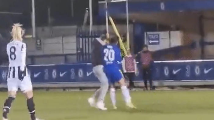 Tinejdžer prekinuo ženski fudbalski meč: Fudbalerka ga oborila na zemlju