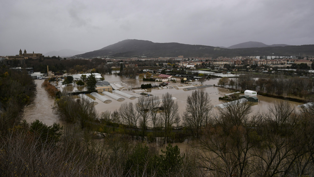 Poplave u Španiji: Ljudi se voze kajakom niz ulicu, jedna osoba stradala