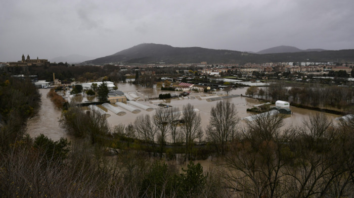 Poplave u Španiji: Ljudi se voze kajakom niz ulicu, jedna osoba stradala