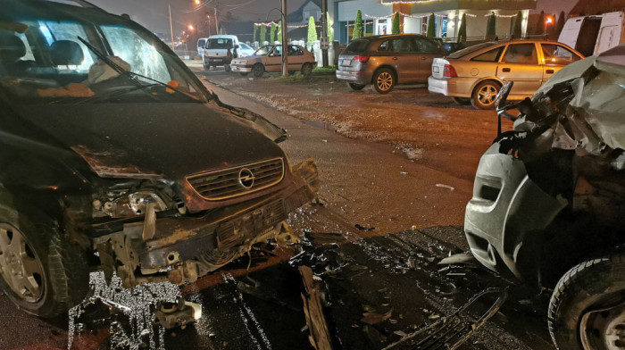 Sudar tri vozila i kombija u Čačku, povređeno tri osobe, pričinjena velika materijalna šteta