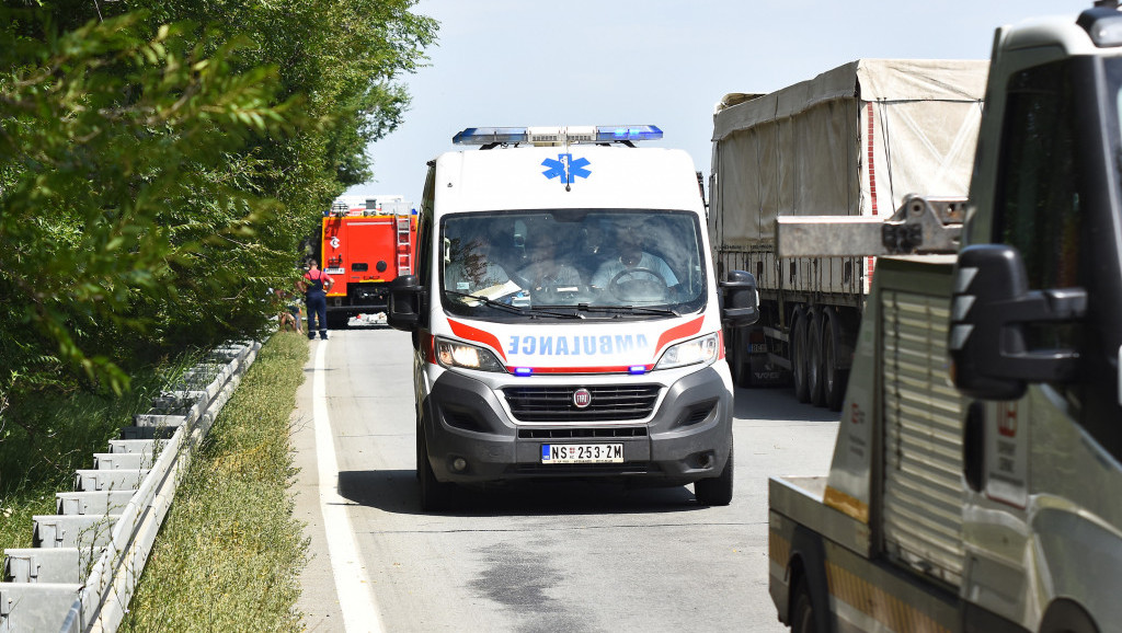 Sudar na auto-putu kod Bačke Topole, prevrnuo se kamion, dve osobe povređene
