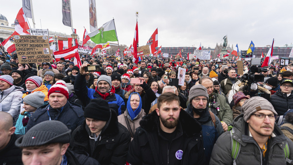 Novi skup u Beču protiv korona mera, učesnici protesta bacali ledenice i sneg na novinare
