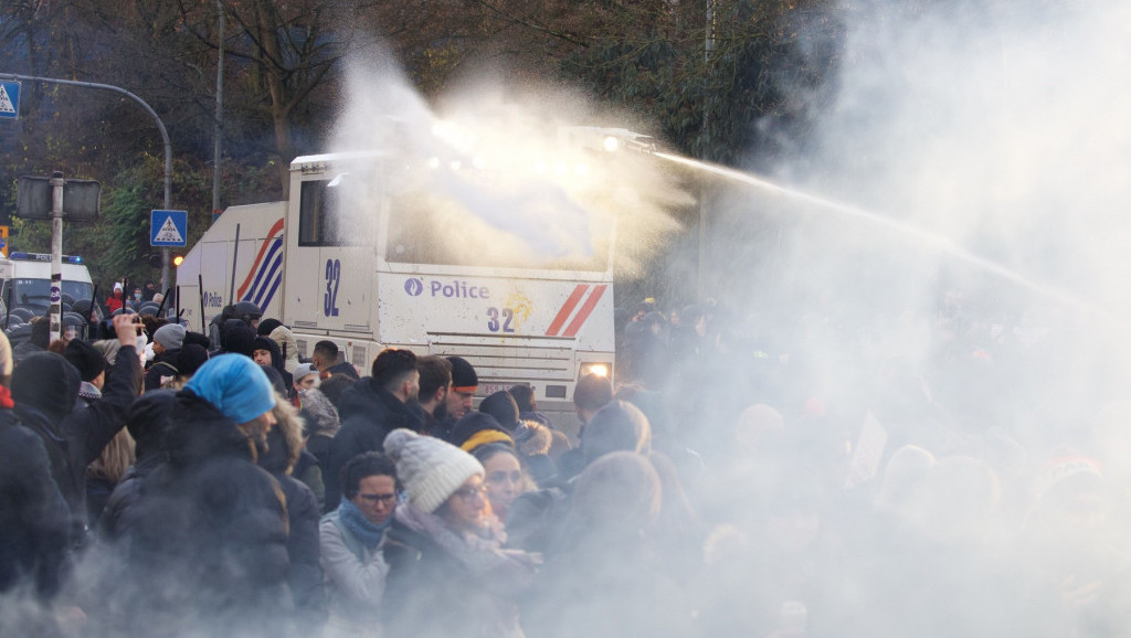 Helikopteri i bespilotne letelice iznad Luksemburga: Protest zbog novih mera, policija upotrebila vodene topove