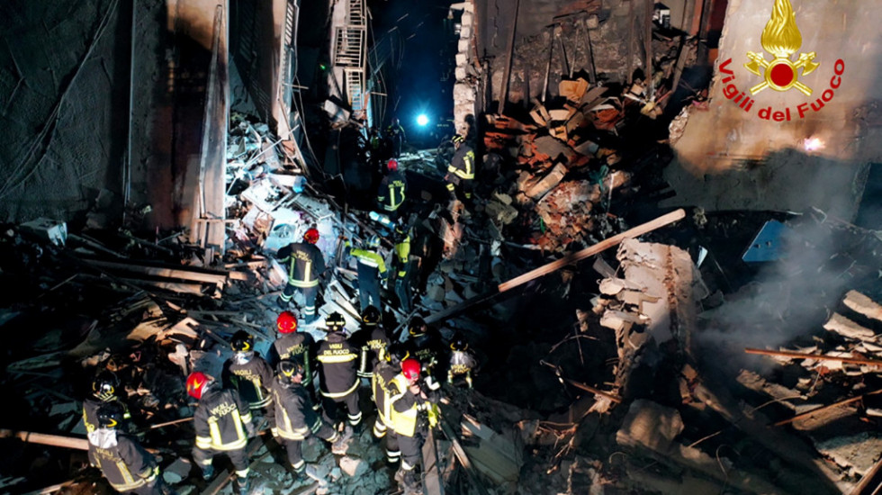 Dramatične fotografije spasavanja iz srušene zgrade na Siciliji - traga se za trudnicom i njenim suprugom