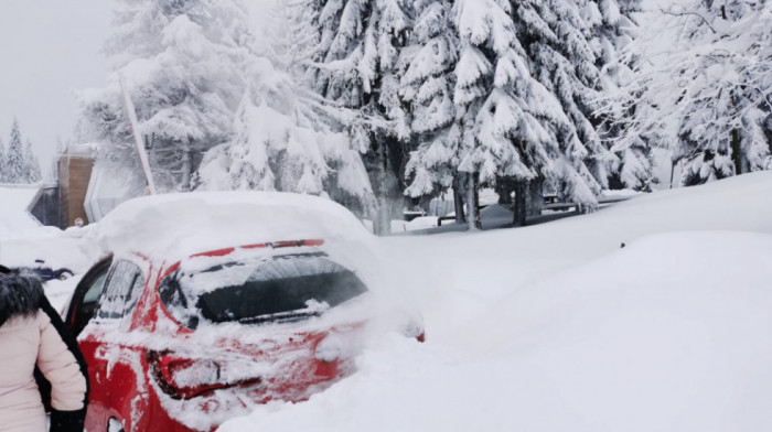 Akcije spasavanja na dve lokacije: Ukupno pet osoba evakuisano iz snežnih nanosa u Crnoj Gori