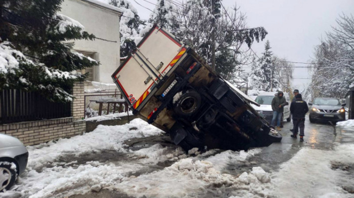 Pukla vodovodna cev, propao kamion kroz kolovoz na Voždovcu, vozač: Nisam znao šta me snašlo