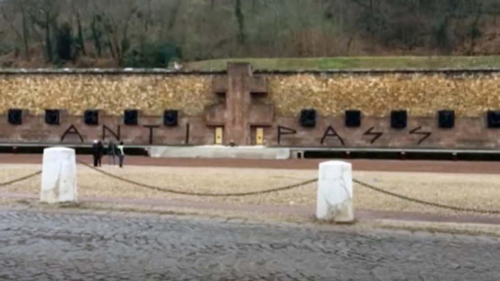 Protestovali protiv kovid propusnica pa grafitima uništili spomenik iz Drugog svetskog rata u Francuskoj