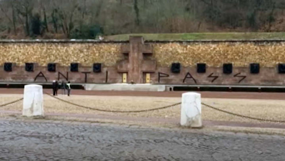 Protestovali protiv kovid propusnica pa grafitima uništili spomenik iz Drugog svetskog rata u Francuskoj