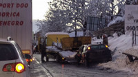 Težak udes na magistrali ka Zlatiboru: Tri automobila se sudarila, delovi svuda po putu, saobraćaj u zastoju