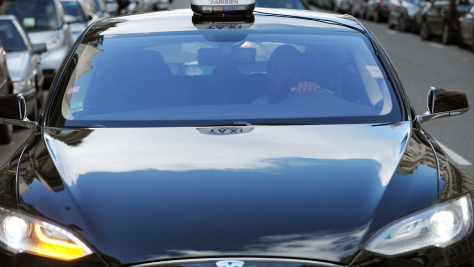 Nesreća u Parizu: Taksi udruženje suspendovalo 37 automobila Tesla zbog kvara