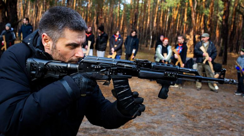 Drvene puške i gumeni noževi: Sve više kampova za vojnu obuku Ukrajinaca koji strahuju od sukoba s Rusijom