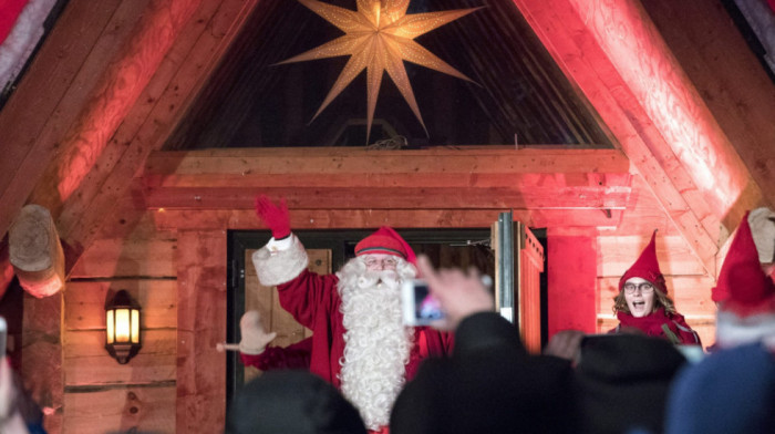 Božićne svečanosti u Laponiji u punom jeku, Deda Mraz je vakcinisan i spreman da ispuni novogodišnje želje svoj deci