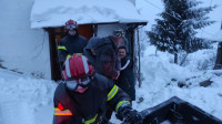 Drama u selu kod Ivanjice: Muškarac pao ispred kuće, vatrogasci jedva stigli zbog zavejanih puteva