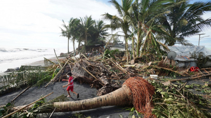 Posledice tajfuna "Rai"na Filipinima - poginule tri osobe, 300.000 stanovnika evakuisano