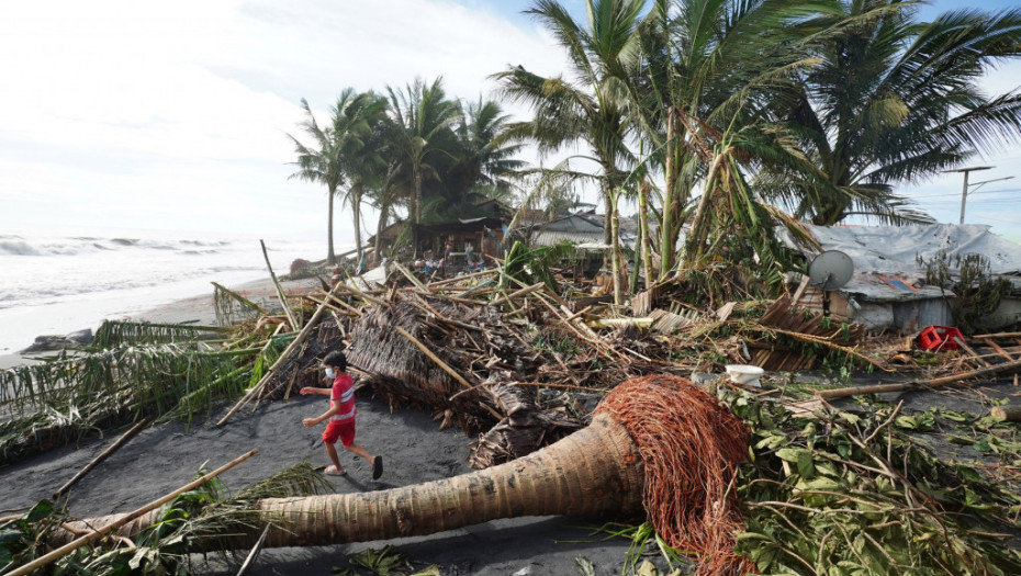 Posledice tajfuna "Rai"na Filipinima - poginule tri osobe, 300.000 stanovnika evakuisano