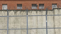 Telefoni "sleteli" na krov Istražnog zatvora u Spužu