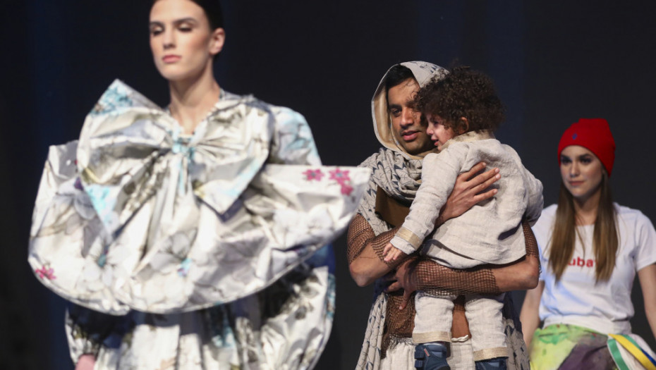 "Iz teškog puta se rađaju najlepša dela": Migranti na modnoj reviji u Sarajevu predstavili novi brend "Moda bez nacije"