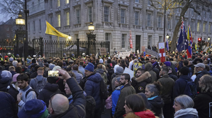 Protest u Londonu zbog kovid propusnica i drugih epidemioloških mera