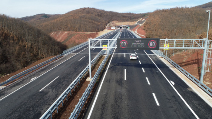 Uklonjeno vozilo koje se zapalilo kod tunela Bancarevo, saobraćaj normalizovan