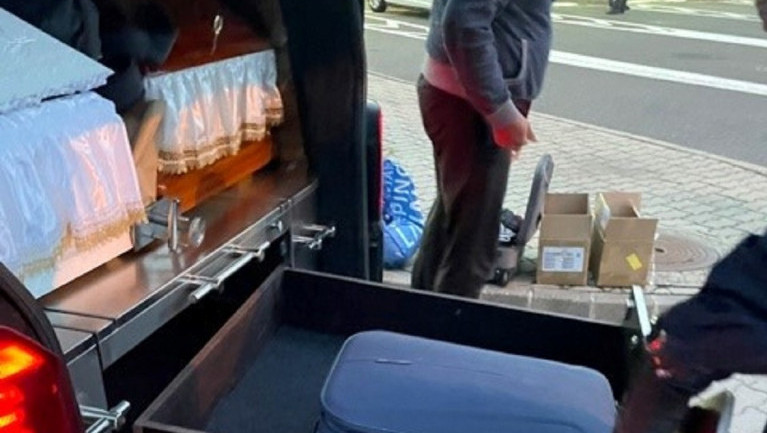 Finansijska korist na račun ožalošćenih: Pogrebnik potrošio oko 93.000 evra uzetih na prevaru od porodica pokojnika
