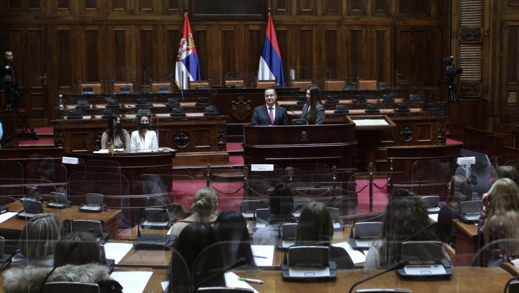 Učenici Srednje medicinske škole u Parlamentu, Dačić im poručio da se "osećaju kao kod kuće"
