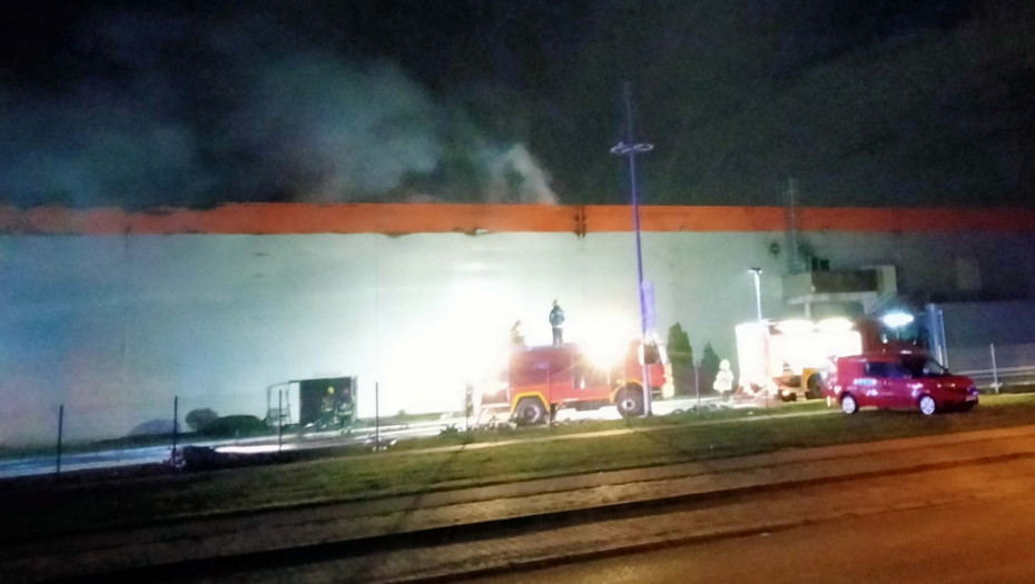 Objavljen snimak požara u hipermarketu u Novom Sadu na kojem se vidi kako se vatrogasci bore sa vatrenom stihijom
