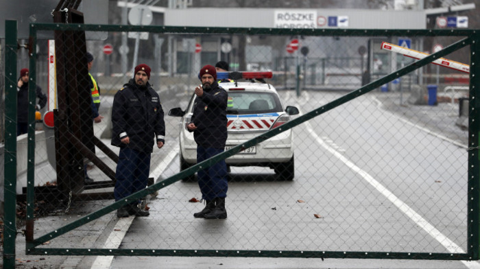 Srbin uhapšen u Mađarskoj, prevozio 12 migranata