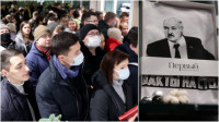 Redovi ispred prvog butika posvećenog Aleksandru Lukašenku u Minsku: Odeća sa njegovim citatima planula