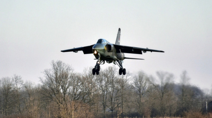 Obuka na aerodomu u Lađevcima, najmlađi oficiri piloti se spremaju za letenje na avionu "Orao"