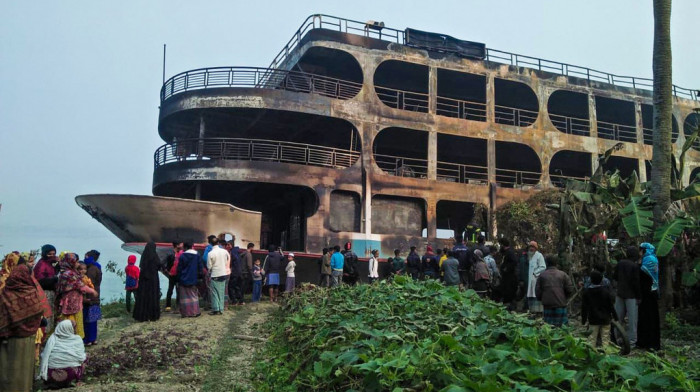 Najmanje 37 osoba poginulo u požaru na trajektu u Bangladešu