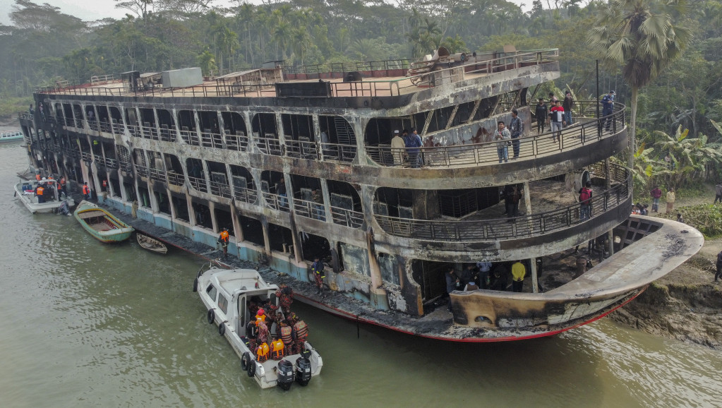 Požar na trajketu u Bangladešu: Do sada potvrđeno 40 žrtava, spasioci iz reke izvukli 37 tela