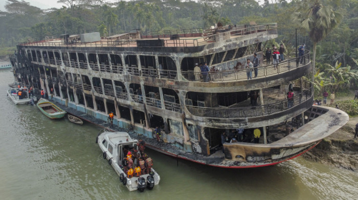 Požar na trajketu u Bangladešu: Do sada potvrđeno 40 žrtava, spasioci iz reke izvukli 37 tela