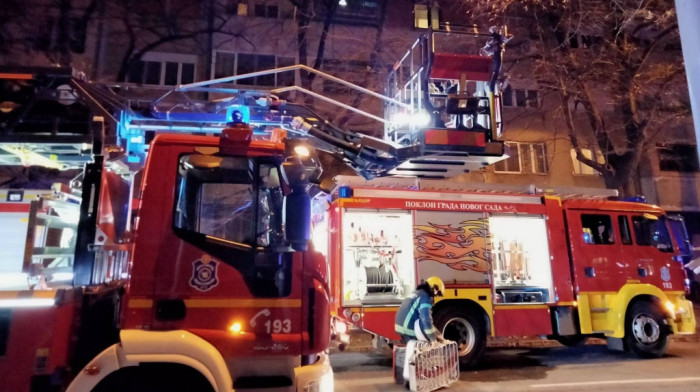 Požar na Voždovcu - urušio se krov kuće, na terenu 19 vatrogasaca