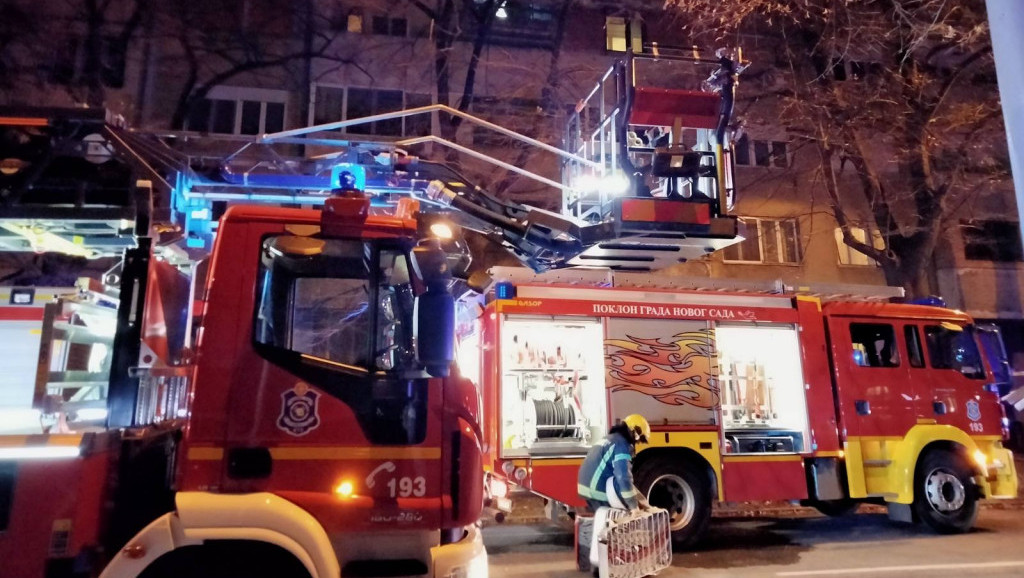 Požar na Voždovcu - urušio se krov kuće, na terenu 19 vatrogasaca