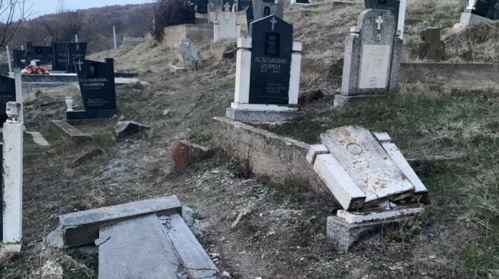 Ministarstvo kulture: Skrnavljenje spomenika na groblju u Kišnici na KiM vandalski čin