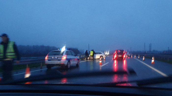 Udes na autoputu Miloš Veliki, sudar dva automobila, jedan udario u ogradu