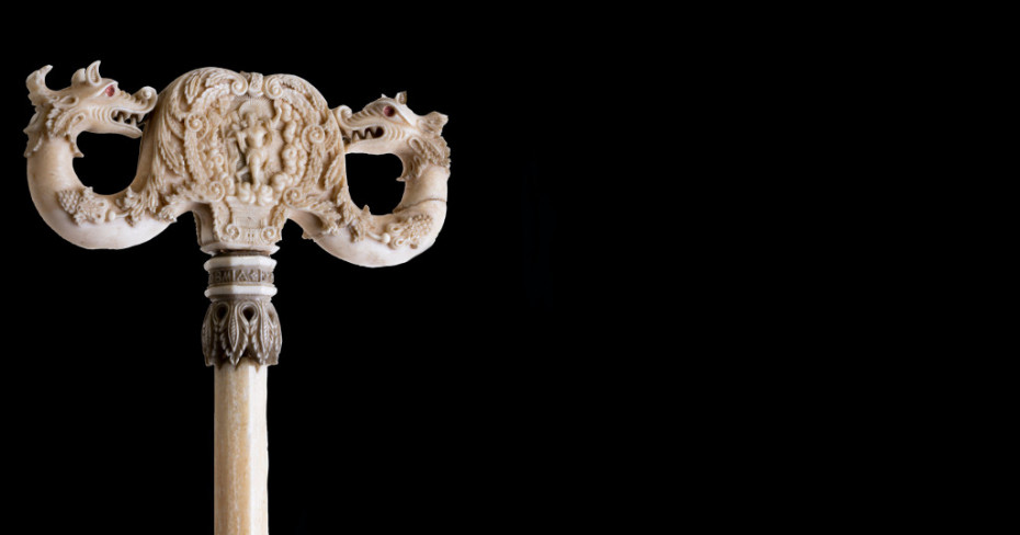 

Arhijerejsko žezlo patrijarha Arsenija IV Jovanovića Šakabente od slonovače verno je prikazano i na portretu patrijarha, koji se takođe čuva u Muzeju Srpske pravoslavne crkve. S obe njegove strane nalazi se po jedna glava zmaja, a između njih su mali reljefi raspeća i vaskrsenja Hristovog. 