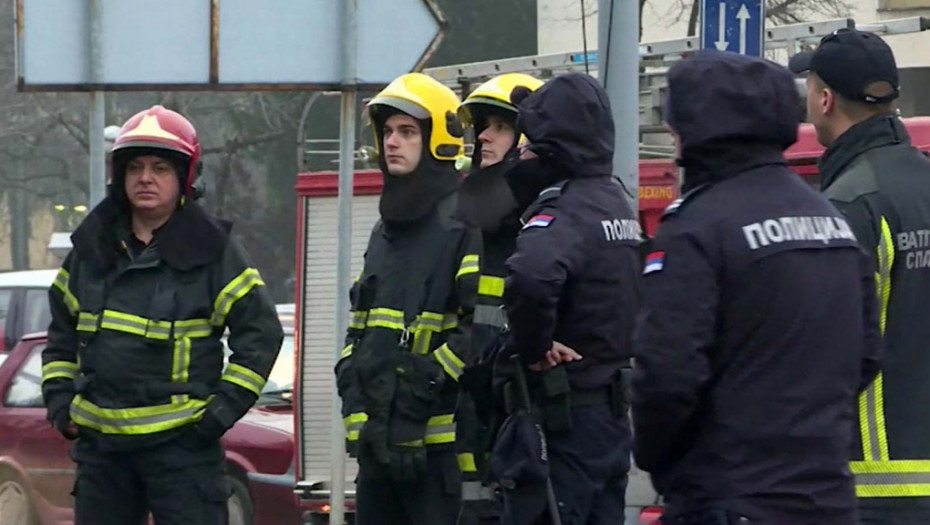 Zapalio se auto-otpad u Obrenovcu, gori 15 ari - vatrogasci na terenu