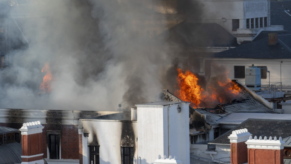 Požar u parlamentu u Kejptaunu prouzrokovao veliku štetu, vatra uništila treći sprat zgrade