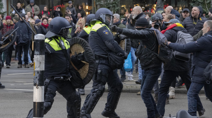 Sukobi policije i demonstranata u Amsterdamu - haos na protestima protiv mera, policija koristila pse i vodene topove