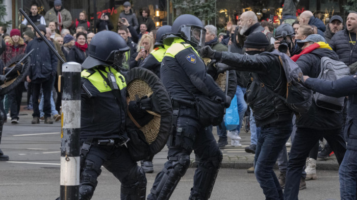 Sukobi policije i demonstranata u Amsterdamu - haos na protestima protiv mera, policija koristila pse i vodene topove