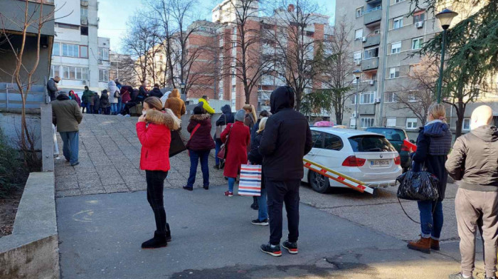 Prvog radnog dana u 2022. ponovo redovi ispred kovid ambulanti, na pregled se čeka i po nekoliko sati