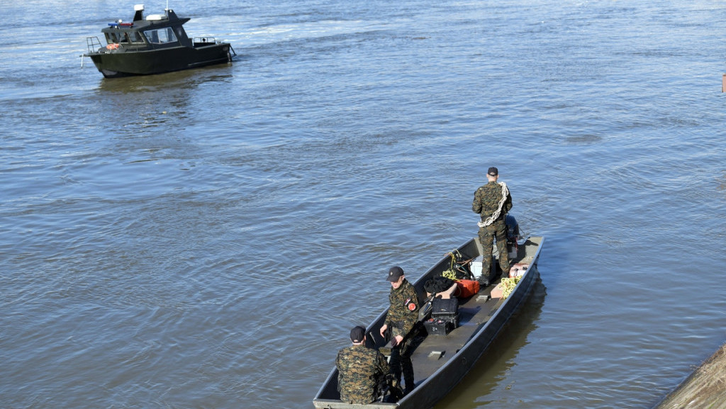 Policija čamcem pretražuje Savu kod Šapca u potrazi za mladićem, na terenu žandarmerija i ronioci
