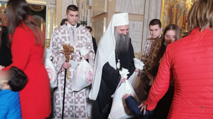 Patrijarh Porfirije podelio 1.000 božićnih paketića u Hramu Svetog Save