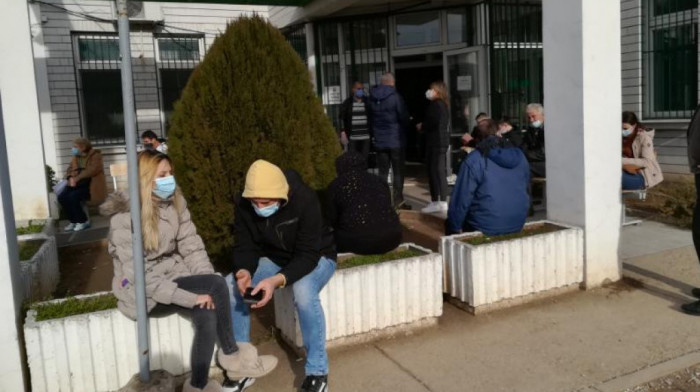 Kako izgleda čekanje u redovima ispred kovid ambulanti na minusu: "Nemamo izbora, nema sad tu 'hoću-neću'"