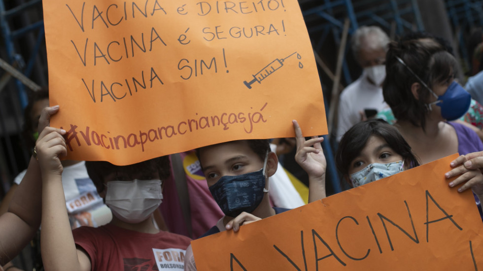 Protesti za i protiv vakcinacije dece uz Brazilu: Stručnjaci odobrili, vlasti se protive